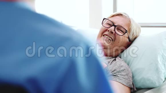躺在床上和一个男助理说话的老病妇视频的预览图