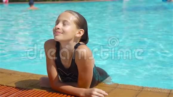 户外游泳池的小可爱女孩视频的预览图