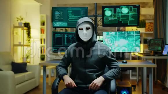 危险的黑客用白色面具隐藏身份视频的预览图