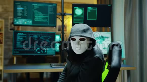 蒙面黑客穿着帽衫隐藏身份视频的预览图