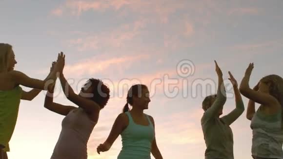 快乐运动的女人为日落欢呼视频的预览图
