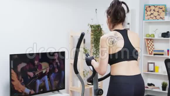 年轻女性在家锻炼的后景视频的预览图
