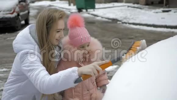 可爱的小孩帮着刷车上的雪幼儿拿着清洁工具视频的预览图