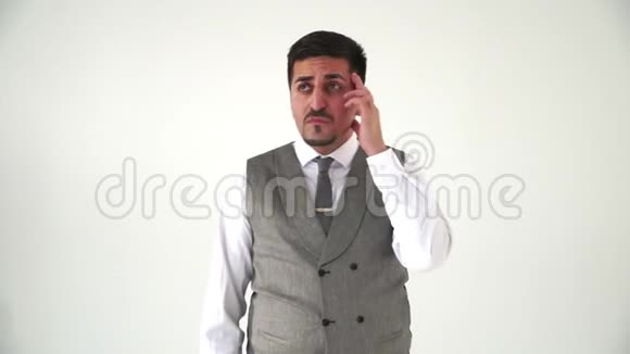 一个沉思成功的人把他的手放在他的头上然后用手指指向相机视频的预览图