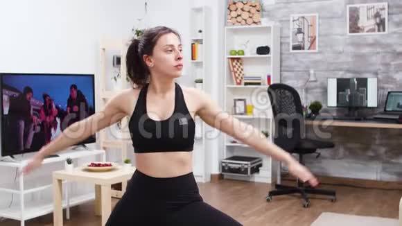 年轻女性在家练习瑜伽的中角视频的预览图