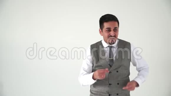 穿着商务西装跳舞的阿拉伯男人抓着他的手指视频的预览图