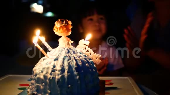 在家给小女儿庆祝生日快乐可爱的小女孩吹生日蛋糕幸福家庭和视频的预览图