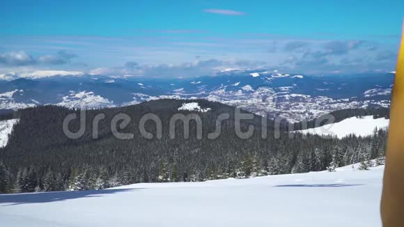 男子背包客游客行走雪景视频的预览图