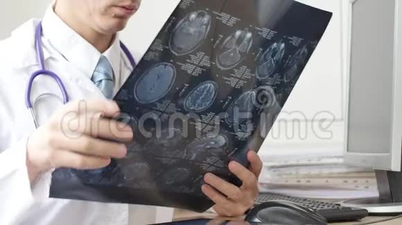 住院医生看头颅MRI或CT扫描视频的预览图