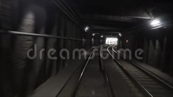穿过隧道视频的预览图