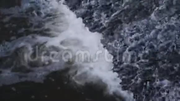 流经大坝的水视频的预览图