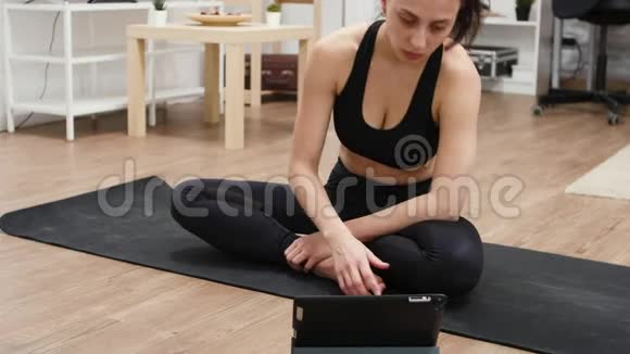 女孩在瑜伽垫上换音乐视频的预览图
