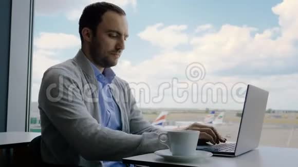在机场商务休息室咖啡馆工作的人视频的预览图