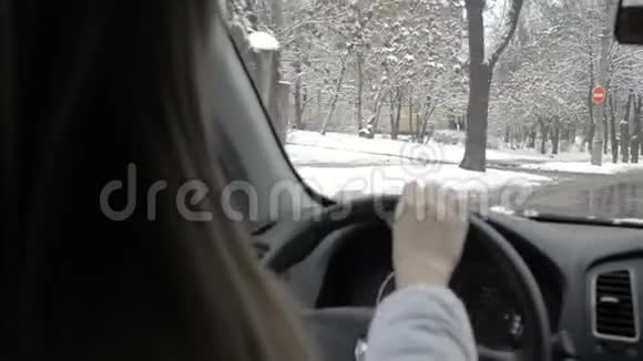 年轻的金发女孩在开车冬季视频的预览图