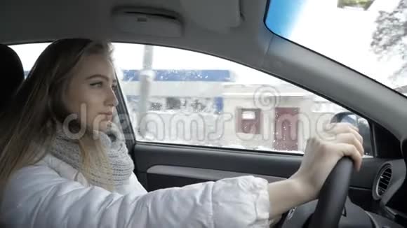 年轻的金发女孩在开车冬季视频的预览图