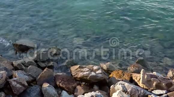 美丽的石海岸纯净水视频的预览图