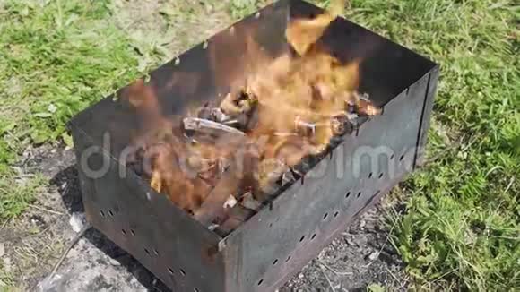 在燃烧中燃烧视频的预览图