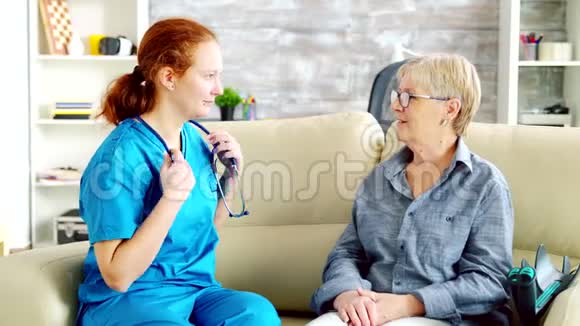 护理院的护理员正在检查一位退休的老太太视频的预览图