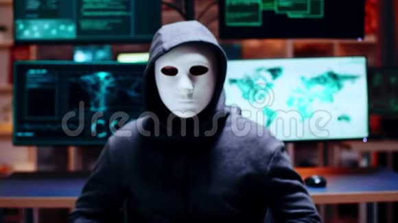 放大带白色面具的网络罪犯视频的预览图