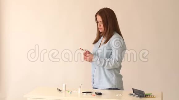 一个患有1型糖尿病的女孩的肖像在家里注射胰岛素视频的预览图