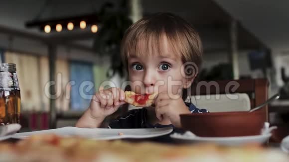 把吃披萨的可爱小男孩关起来中性颜色用于拼贴校正视频的预览图