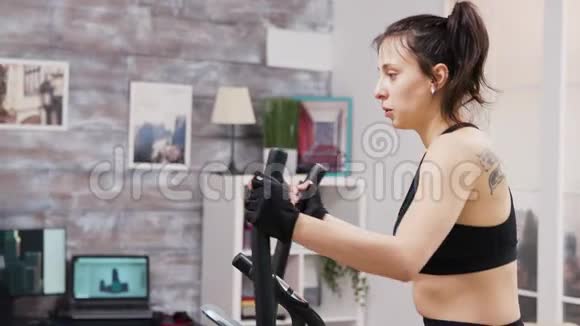 运动青年妇女在家中锻炼椭球视频的预览图