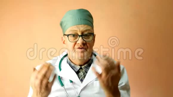 白大褂的成年白人医生说看镜头用手打手势视频的预览图