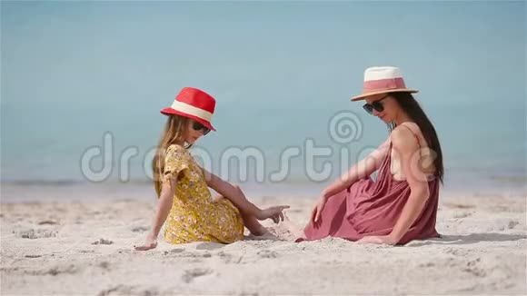 美丽的母女在加勒比海滩享受暑假视频的预览图
