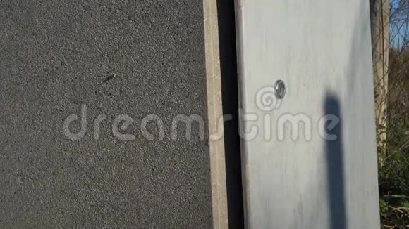 一扇锁坏的门在风中打开视频的预览图