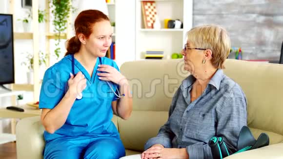白种人在养老院听老妇人心跳的女医生视频的预览图