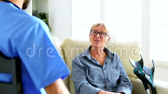 男护士和年长妇女交谈视频的预览图