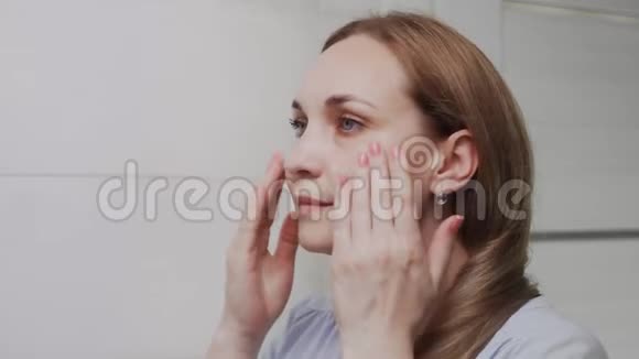 成年女性涂面霜照镜子视频的预览图
