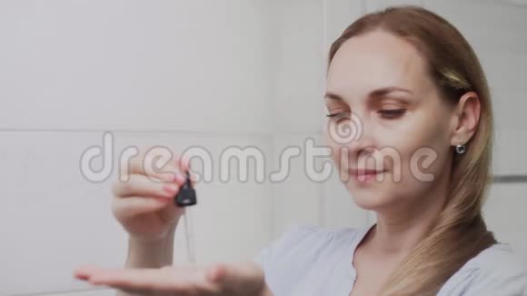 成年妇女涂洗剂或油照镜子视频的预览图