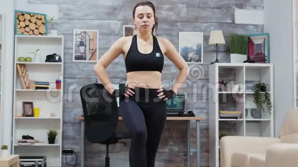 女人用体重做跳跃运动视频的预览图