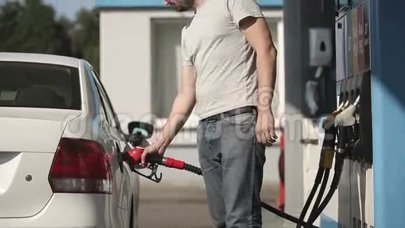 司机在加油站抽汽油视频的预览图