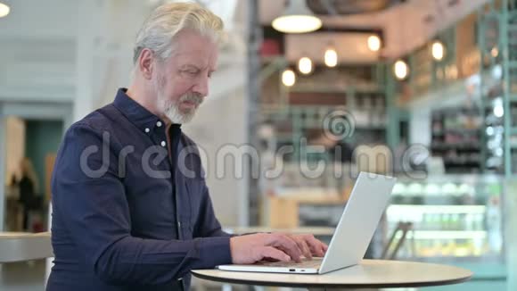 老人用手提电脑竖起大拇指视频的预览图
