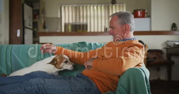 老人在家玩他的狗视频的预览图