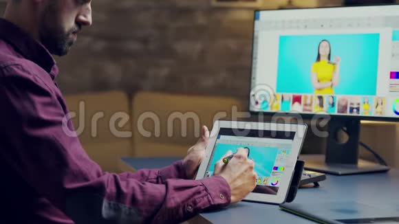 摄影师用平板电脑润色照片细节视频的预览图