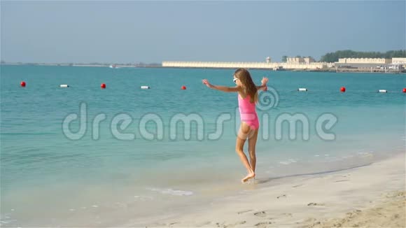 加勒比海度假时海滩上可爱的小女孩视频的预览图