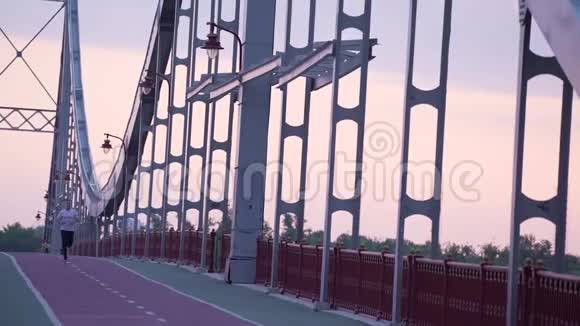 他在城里的一座桥上跑步视频的预览图