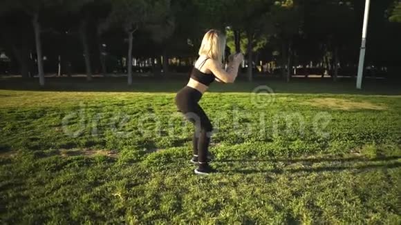 城市公园的体育训练户外美女白种人视频的预览图
