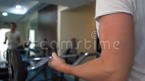 懒汉站着用杠铃在健身房做运动视频的预览图