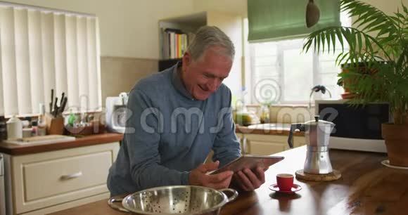 家中使用数码平板电脑的老人视频的预览图