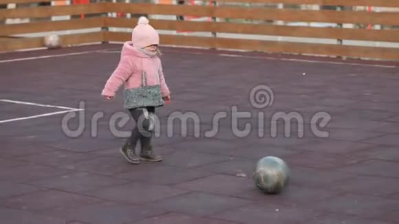 2岁的小女孩想玩足球视频的预览图