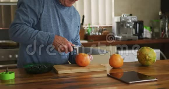 老人在家里切水果视频的预览图