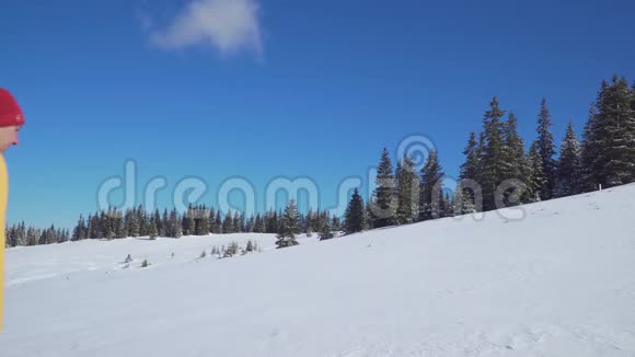 冬天一个背着背包的人在山里旅行视频的预览图