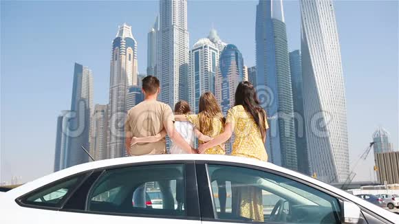 暑假汽车旅行和年轻家庭度假视频的预览图
