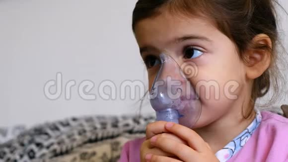 儿童哮喘吸入面罩生病小女孩流感ID独立做气雾剂视频的预览图