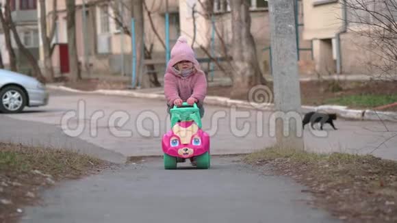 两岁的学步女孩骑着玩具车视频的预览图