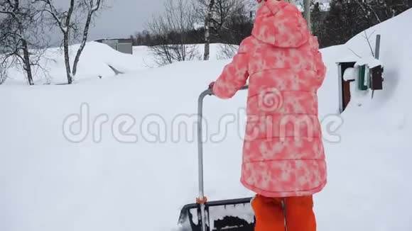 帮助清理雪道的女孩视频的预览图